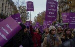 Miles protestan en Francia contra la violencia contra las mujeres