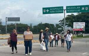 Normalistas de Ayotzinapa exigen apoyos con un bloqueo en la autopista del Sol