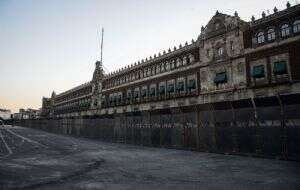 Blindan Palacio Nacional previo a la “Marcha por Nuestra Democracia”