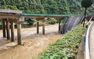 China: 11 muertos y docenas de desaparecidos tras derrumbe de un puente por inundaciones y tormentas