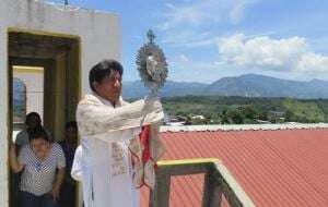 Chiapanecos colocan altar en memoria del sacerdote Marcelo Pérez y exigen justicia tras su asesinato