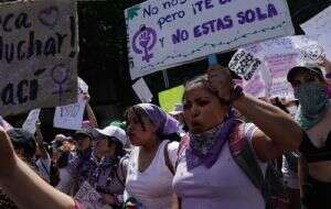 ¿Por qué las mujeres usan morado para asistir al 8M?