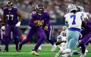 Henry corre para 151 yardas, 2 TDs y los Ravens resisten para vencer 28-25 a Cowboys