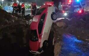 Taxista cae a un socavón en la alcaldía Iztapalapa de la CDMX (Video)