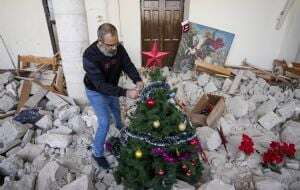 En las ruinas de una iglesia bombardeada en Líbano, hay un pequeño árbol de Navidad