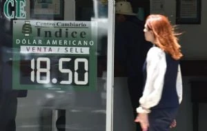 Peso gana por un dólar que se debilita ante expectativa de recortes de la Fed