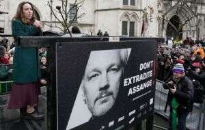 Esposa de Assange considera que caso contra fundador de WikiLeaks "va en dirección correcta"