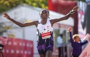 Ruth Chepngetich destroza el récord mundial por casi 2 minutos en el Maratón de Chicago (Video)