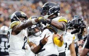 Primer juego de 100 yardas terrestres de Harris lleva a Steelers a victoria 32-13 sobre Raiders