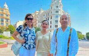 Sandra Cuevas publica imagen junto a Felipe Calderón y desata revuelo en redes