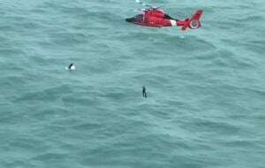 Rescatan a un hombre aferrado a una nevera en alta mar frente a la costa de Florida tras el paso de Milton