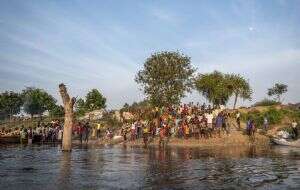 Miles sobreviven al borde de un canal ante inundaciones anuales en Sudán del Sur