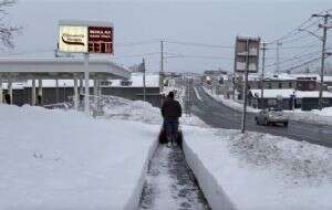 Fuertes nevadas y bajas temperaturas mantienen a partes de EU bajo la nieve