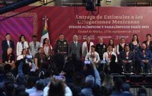 AMLO entrega apoyos económicos a deportistas que participaron en París 2024