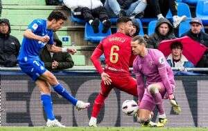 Canticos racistas contra el jugador y el entrenador del Sevilla