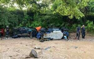 Tres tripulantes de un vehículo Racer son arrastrados por un río en Apango, Guerrero