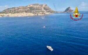 Un muerto y seis desaparecidos tras naufragio de un velero de lujo durante tormenta en Sicilia