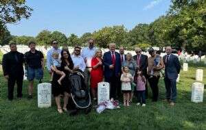 Harris reprocha a Trump por tomarse fotos en una zona prohibida del cementerio de Arlington