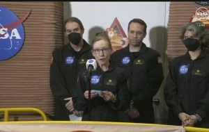 Una tripulación de NASA sale tras pasar un año en simulación de hábitat de Marte