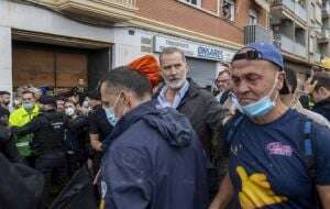 Supervivientes de inundaciones en España lanzan barro a la familia real y a autoridades del Gobierno