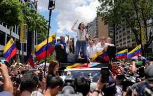 Ante miles de manifestantes, María Corina Machado denuncia el “robo” electoral de Maduro