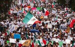 Estudiantes de la UNAM marchan contra la reforma judicial de AMLO