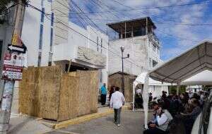 Cuerpo del alcalde asesinado de Chilpancingo es velado dentro de una iglesia