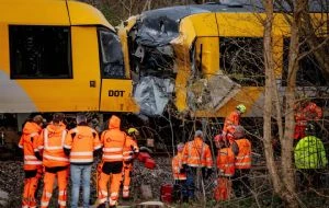 Dos trenes chocan en Dinamarca; hay cinco personas en estado crítico (Video)