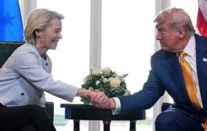 UE acepta con condiciones aplicar el pacto arancelario con EU y esquiva la última amenaza de Trump