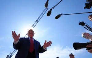 Trump firma orden para que los bancos revisen más de cerca el estatus migratorio de sus clientes