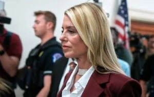 Exsecretaria de Justicia de EU se niega a hablar a legisladores sobre papel de Trump en caso Epstein