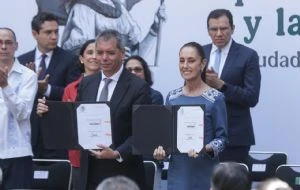 Sheinbaum y empresarios mantienen canasta básica de 24 productos en 910 pesos