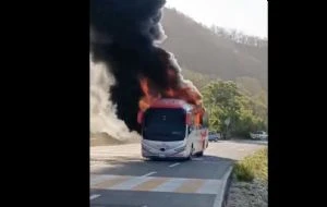 Bloqueos y quema de vehículos en Michoacán por asesinato de autoridades de Pómaro (Video)
