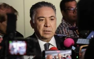 El senador Enrique Inzunza acude a declarar ante la FGR por acusaciones de EU