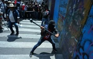 Repelen a la CNTE cuando intentaba entrar por la fuerza al Zócalo; tres heridos
