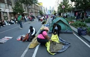A 10 días del Mundial, la CNTE cerca el Zócalo con plantones (Video)