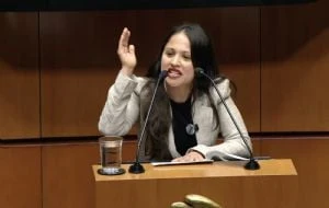 Con lenguaje procaz, diputada de Morena ataca en tribuna a opositores que dieron la espalda (Video)