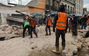 Se desploma una barda sobre un microbús en el Centro Histórico; hay 4 heridos