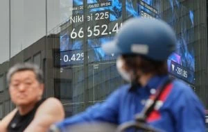 Mercados asiáticos bajan en su mayoría luego que nuevos combates socavan tregua entre EU e Irán