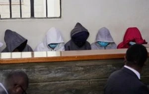 Comparecen niñas acusadas de planear y ejecutar incendio que mató a 16 menores en escuela de Kenia