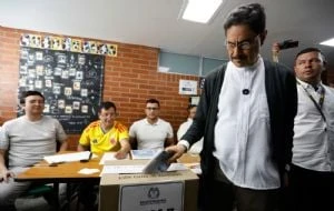 Cepeda y Petro cuestionan resultados de la elección en Colombia que dan ventaja a De la Espriella