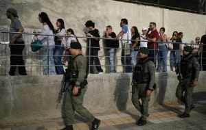 Colombianos acuden a las urnas divididos entre consolidar o revertir la agenda política de Petro