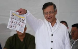 Un populista de extrema derecha y un izquierdista pasan a segunda vuelta en Colombia