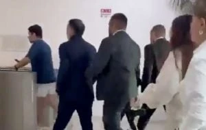 Alcalde de Metepec irrumpe en un club junto con sujetos armados (Videos)