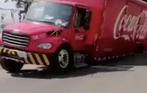 Camión de Coca-Cola cae a socavón cerca del Estadio Azteca a menos de 100 días del Mundial
