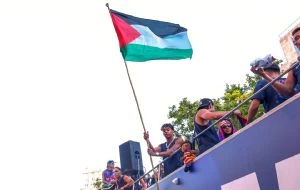 Lamine Yamal ondea la bandera palestina durante el desfile de celebración del título del Barcelona