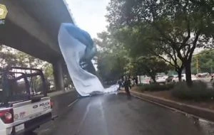 Así cayó una lona de espectacular sobre segundo piso de Periférico sur (Video)