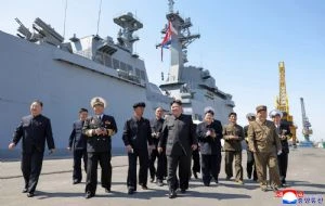 Kim Jong Un supervisa pruebas de misiles desde un destructor naval norcoreano