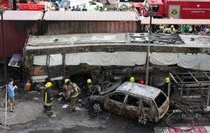 Tren choca contra autobús en cruce ferroviario de Bangkok; hay al menos 8 muertos