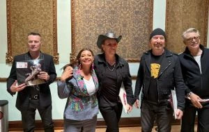 Clara Brugada “ajolotiza” a U2; los invita a tocar en el Zócalo de la CDMX (Video)
